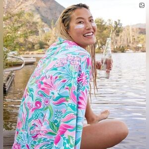🆕 LILLY PULITZER Floral Lounge Towel